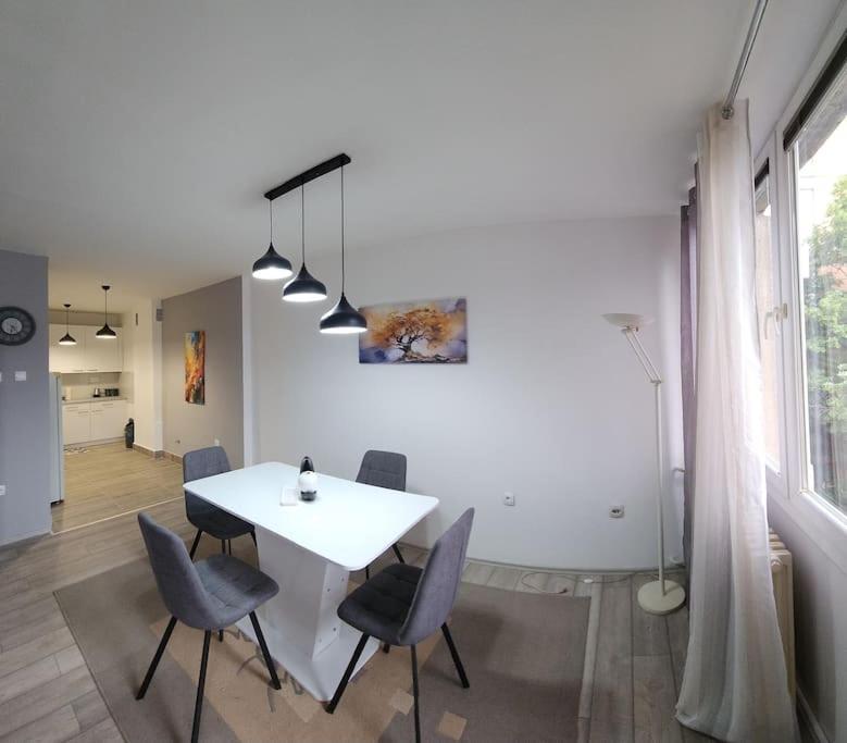 City Center Apt Wfree P Skopje Bagian luar foto