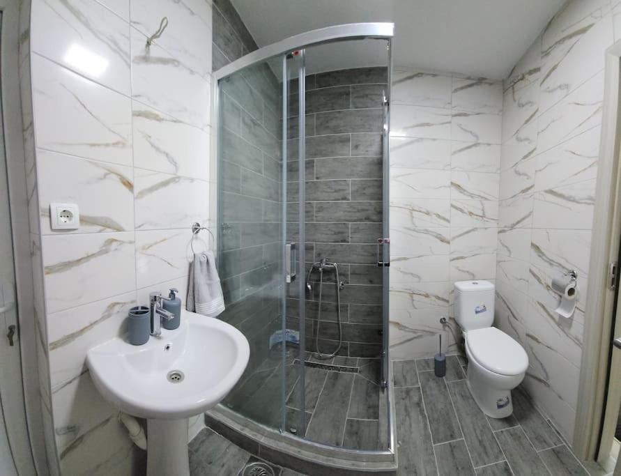 City Center Apt Wfree P Skopje Bagian luar foto